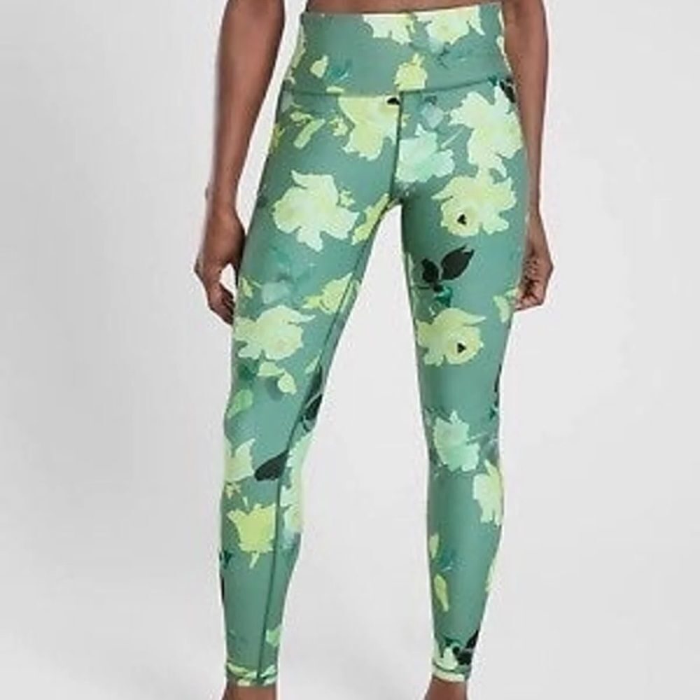 EXCELLENT USED CONDITION WOMEN’S XS ATHLETA ELATION 7/8 FLORAL TIGHT